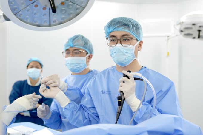 Êkíp bác sĩ nội soi điều trị người bệnh bị tràn dịch màng phổi. Ảnh minh họa: Bệnh viện Đa khoa Tâm Anh