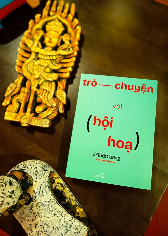Cuốn Trò chuyện với hội họa của Lê Thiết Cương. Ảnh: Nhà xuất bản Hội Nhà văn