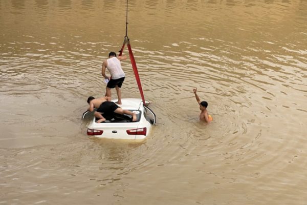 Tai nạn liên hoàn: Ôtô 5 chỗ lao sông!