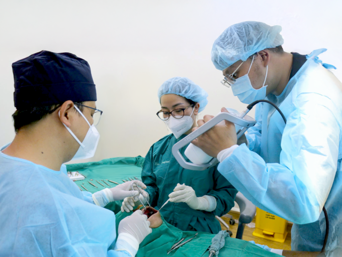 Đội ngũ bác sĩ Dr. Care thực hiện quy trình lấy dấu răng bằng công nghệ PIC tiên tiến Ảnh: Nha khoa Dr. Care