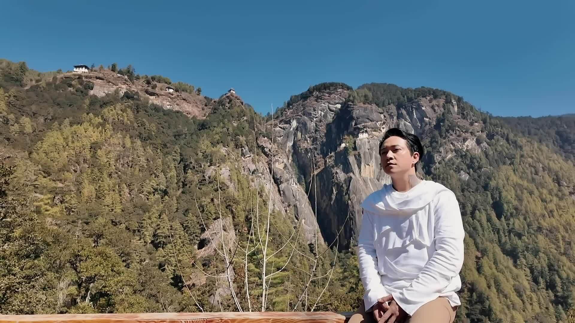 Tuấn Hưng hát