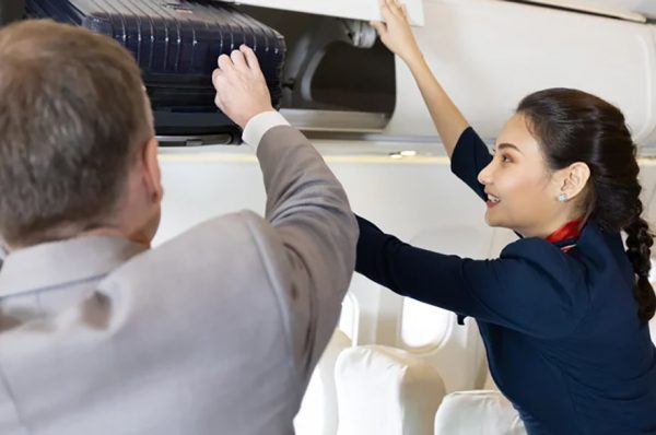 Tại sao không nên nhờ tiếp viên hàng không cất hành lý?