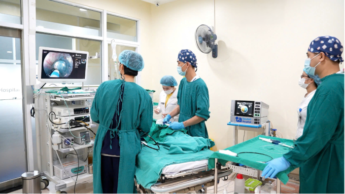 Êkíp cắt u trực tràng tồn dư bằng phương pháp cắt xuyên thành. Ảnh: Bệnh viện Đa khoa Tâm Anh