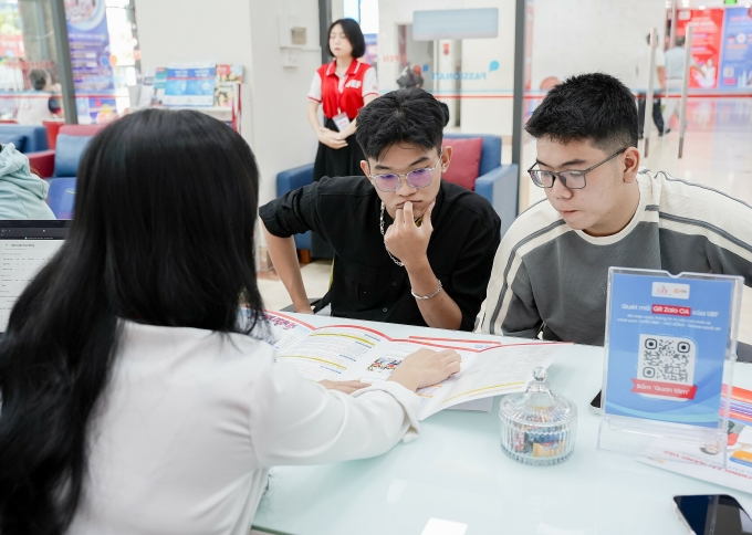 Thí sinh tìm hiểu thông tin tuyển sinh của trường Đại học Kinh tế - Tài chính TP HCM, tháng 6. Ảnh: UEF
