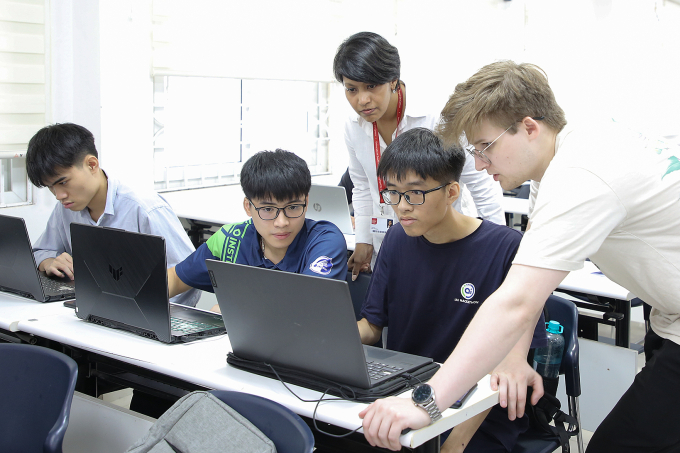 Sinh viên trường Đại học Công nghệ và Đại học South Wales (Vương quốc Anh) giao lưu trong một sự kiện diễn ra tuần trước. Ảnh: VNU-UET