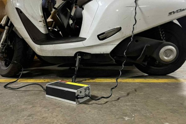 Sạc xe máy điện tại nhà thế nào cho an toàn?