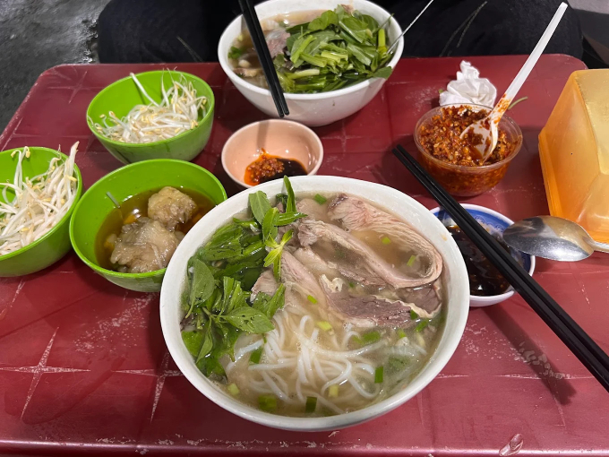 Tiệm phở vỉa hè mở cửa khuya, nổi tiếng khu vực Tân Định. Ảnh: NopeFox