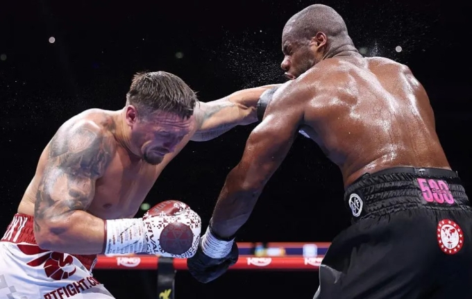 Oleksandr Usyk (phải) tung cú móc trái trúng mặt Daniel Dubois trong trận thống nhất 4 đai quyền Anh hạng nặng tại sân Wembley, London, Anh ngày 19/7/2025. Ảnh: The Ring