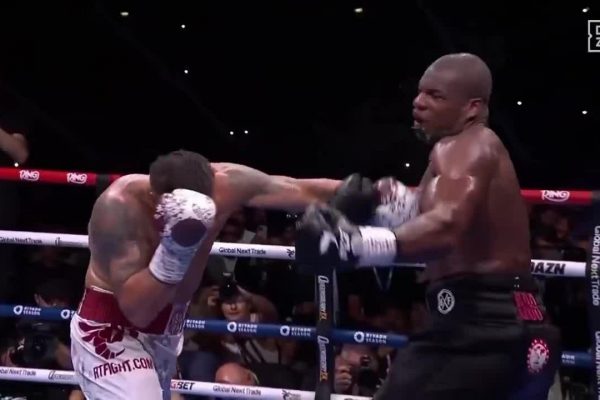 Usyk vs. Dubois: Khoảnh khắc bảo hộ răng văng khỏi sàn đấu