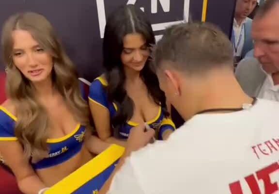 Ring-girl “gây sốt” tại trận thắng của Usyk trước Dubois