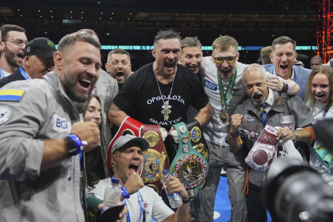 Usyk ăn mừng với 4 chiếc đai hạng nặng. Ảnh: AP