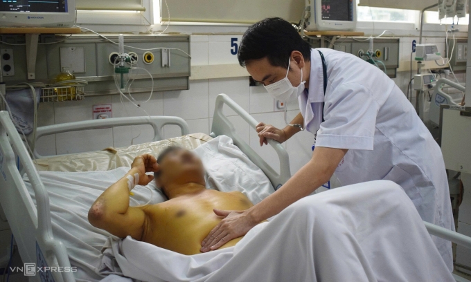 Bác sĩ khám cho bệnh nhân viêm gan nặng. Ảnh: Chi Lê