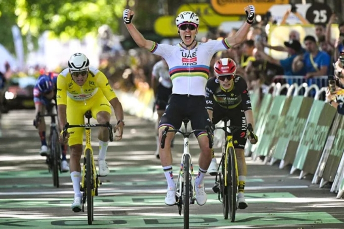 Tadej Pogacar (áo trắng) phấn khích khi về nhất chặng 4 Tour de France 2025 ngày 8/7. Ảnh: AFP