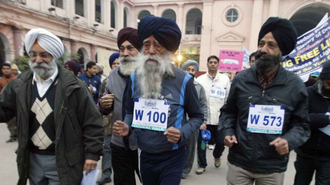Fauja Singh, ở tuổi 100 vào năm 2011, được cho là VĐV chạy marathon lớn tuổi nhất thế giới. Ảnh: EPA