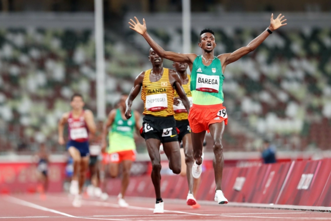 Barega phấn khích mừng chiến thắng, khi về nhất nội dung 10.000m tại Olympic Tokyo 2020.
