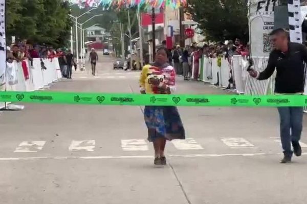 Nữ VĐV vô địch ultramarathon sau 14 tiếng đi bộ
