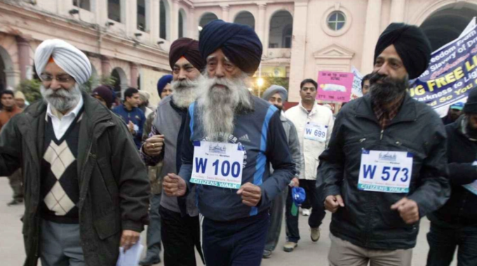 Fauja Singh, ở tuổi 100 vào năm 2011, được cho là VĐV chạy marathon lớn tuổi nhất thế giới. Ảnh: EPA