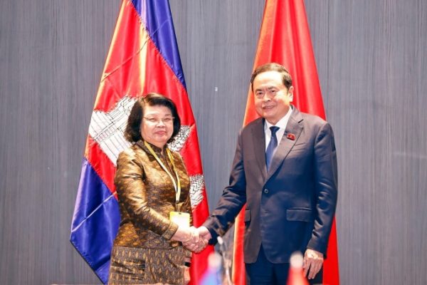 Chủ tịch Quốc hội: Campuchia, Thái Lan nên gác bất đồng