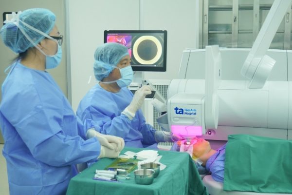 Laser cải thiện thị lực: Câu chuyện của một phụ nữ