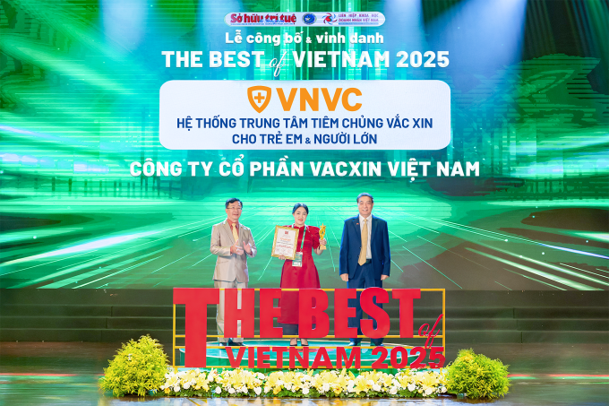 Đại diện VNVC nhận danh hiệu Thương hiệu uy tín, chất lượng tốt nhất năm 2025 cho toàn bộ dịch vụ. Ảnh: Mộc Thảo