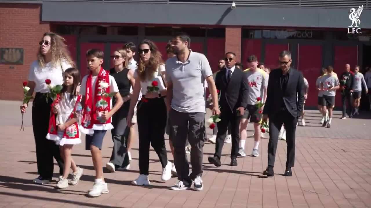 Vợ con Jota và thành viên Liverpool tưởng niệm tại Anfield