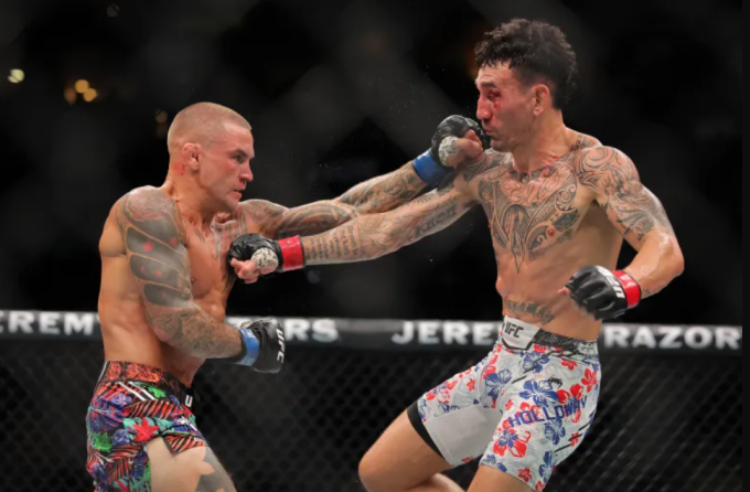 Dustin Poirier (trái) ra đòn về phía Max Holloway trong trận hạng nhẹ tại UFC 318 ở New Orleans, Louisiana, Mỹ ngày 20/7. Ảnh: AFP