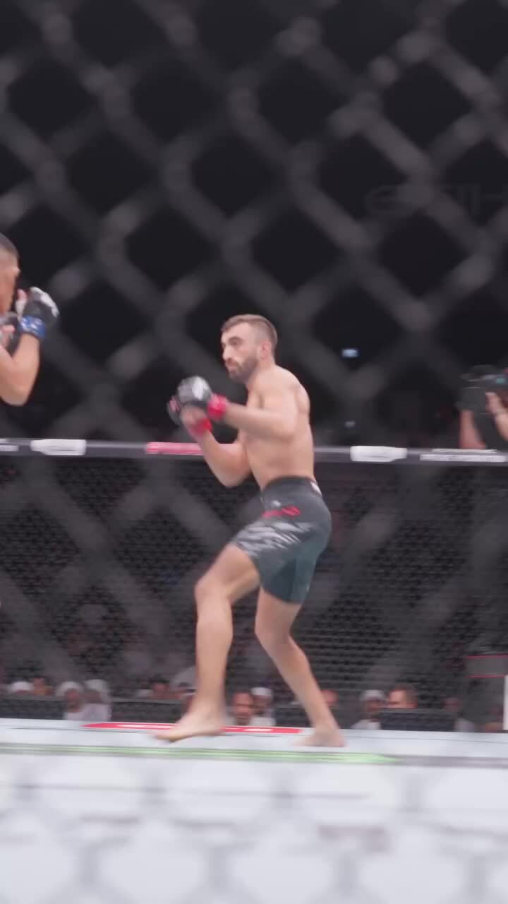 Võ sĩ gốc Việt khiến mặt đối thủ biến dạng, lập kỷ lục UFC