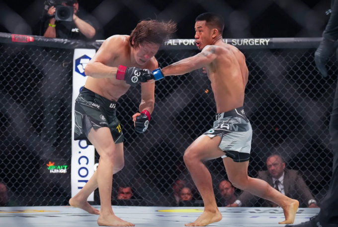 Joshua Van (phải) đấu Zhalgas Zhumagulov trong trận ra mắt UFC tại VyStar Veterans Memorial Arena ngày 24/6/2023. Ảnh: USA TODAY