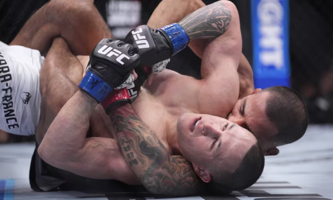 Alexandre Pantoja thắng Kai Kara-France bằng đòn siết cổ từ phía sau tại UFC 317. Ảnh: AP