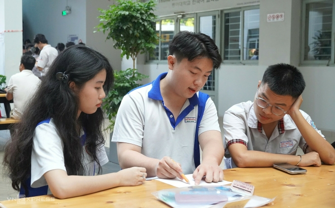 Thí sinh dự thi đánh giá năng lực tại trường Đại học Sư phạm Kỹ thuật TP HCM, ngày 30/3. Ảnh: Lệ Nguyễn