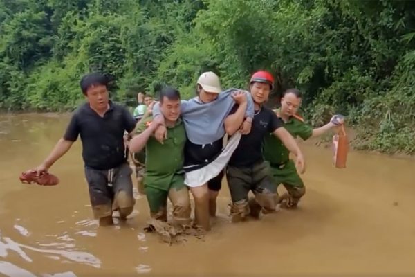 Công an giúp sản phụ vượt lũ bằng canô đi sinh an toàn