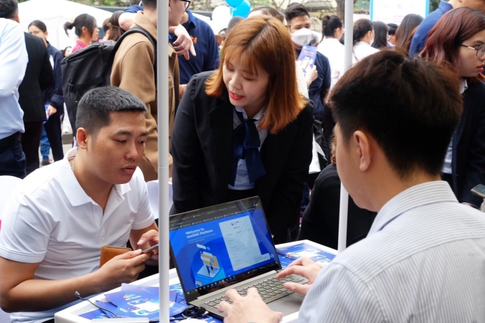 Người dân tham gia chương trình hỗ trợ cấp chữ ký số miễn phí tại Hà Nội. Ảnh: Trọng Đạt