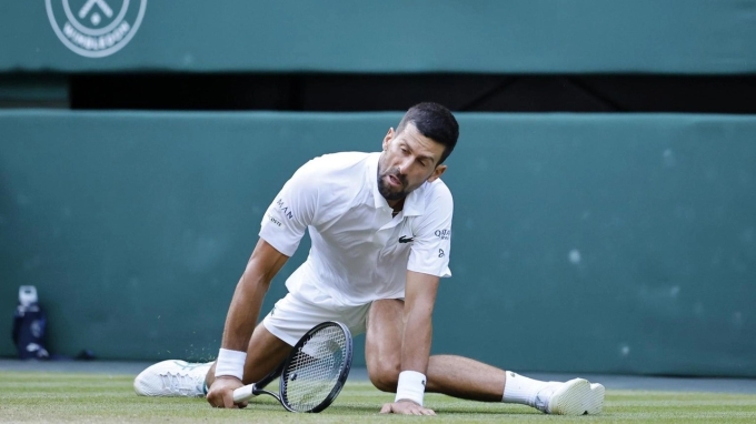 Djokovic trượt ngã ở tứ kết Wimbledon, trên sân Trung tâm ở tổ hợp All England Club, London, Anh hôm 9/7. Ảnh: Reuters