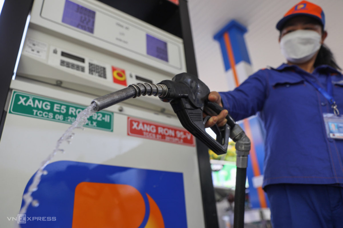 Nhân viên tại trụ bơm xăng E5 RON 92 và RON 95 của Petrolimex. Ảnh: Anh Tú