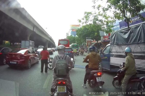 Xe tải gây tai nạn: Ai bồi thường khi thép xe máy đâm ôtô?