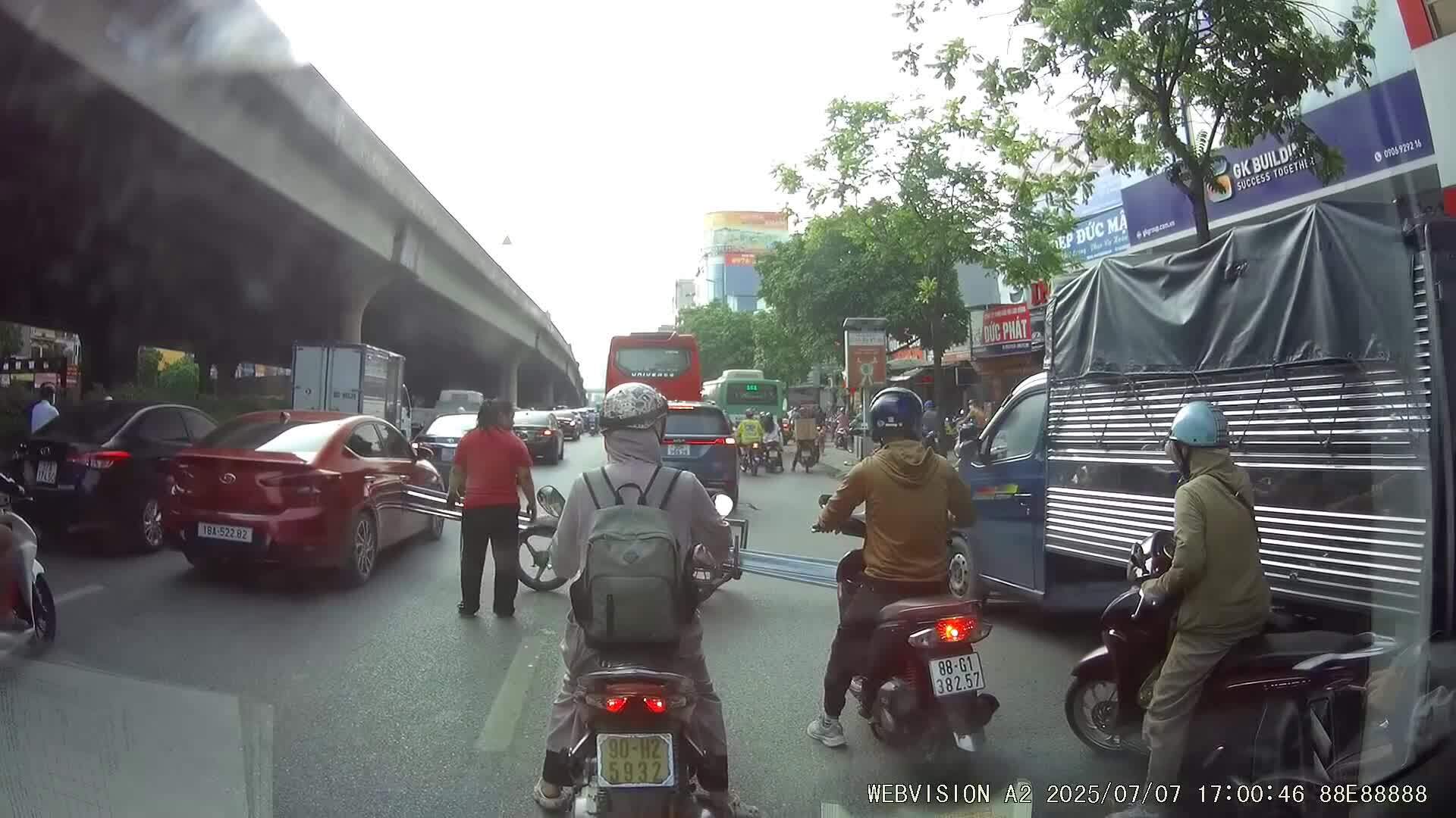 Xe máy chở hàng gây tai nạn, có thể không phải đền toàn bộ thiệt hại