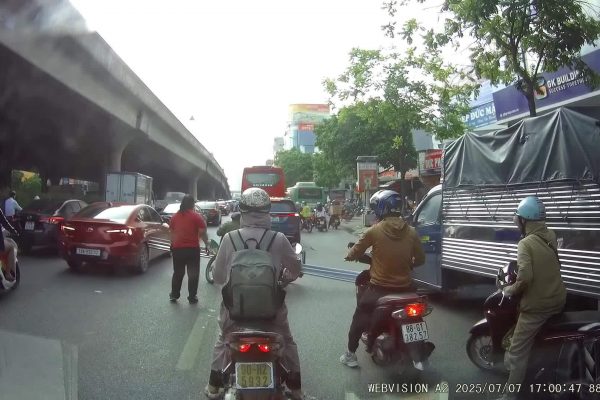 Tai nạn giao thông: Ôtô gặp họa vì xe máy chở vật cồng kềnh