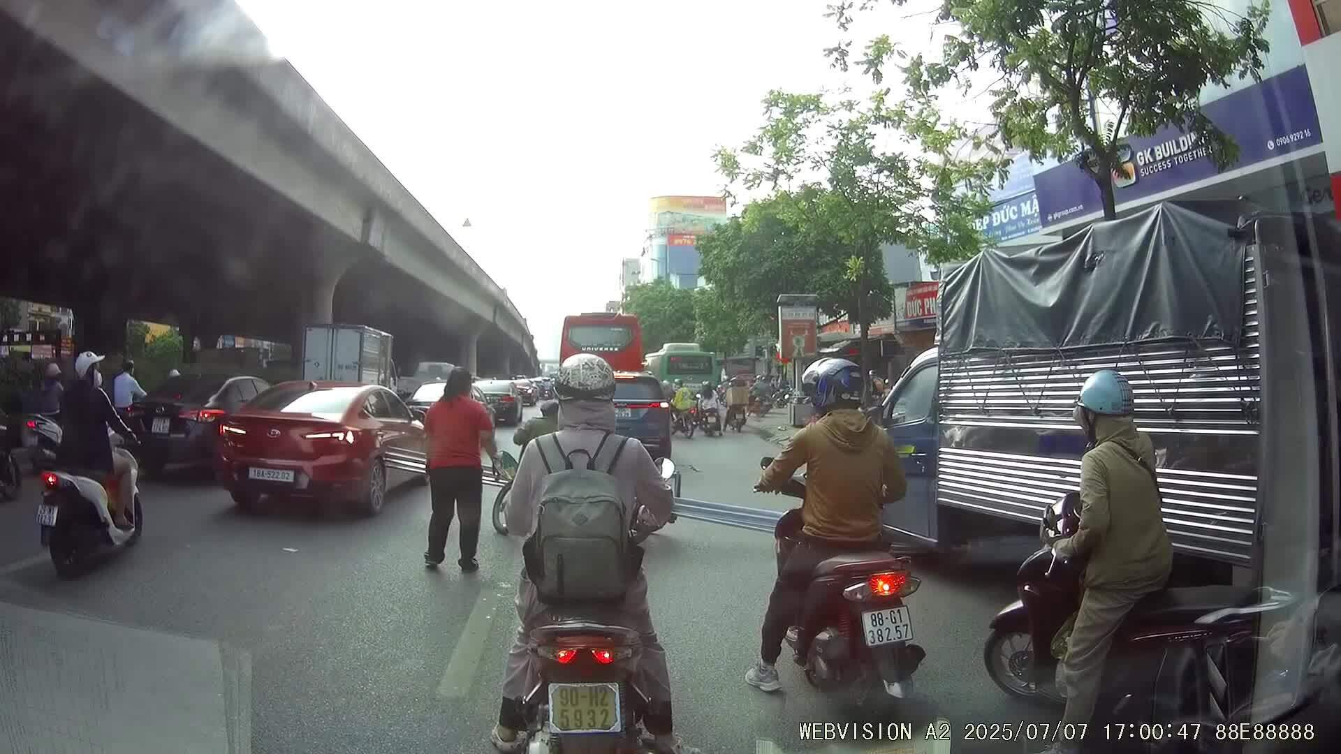 Xe máy chở thanh vật liệu dài ngang đường va chạm với ôtô