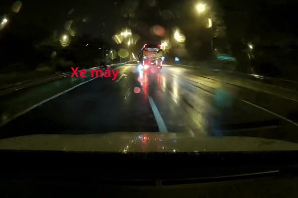 Nguy hiểm: Xe máy đi ngược chiều trên đại lộ mưa đêm