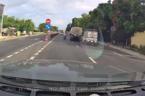 Xe bồn tránh xe máy sang đường ẩu: Hú vía!