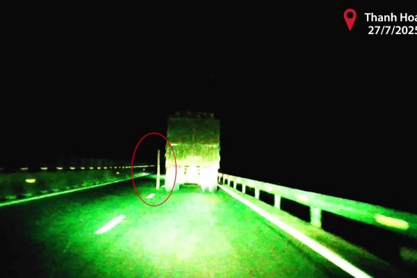 Tai nạn cao tốc: Xe tải làm rơi cây gỗ nguy hiểm