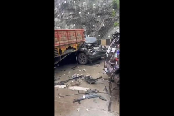 Xe tải mất phanh gây tai nạn liên hoàn 24 ôtô, một người chết
