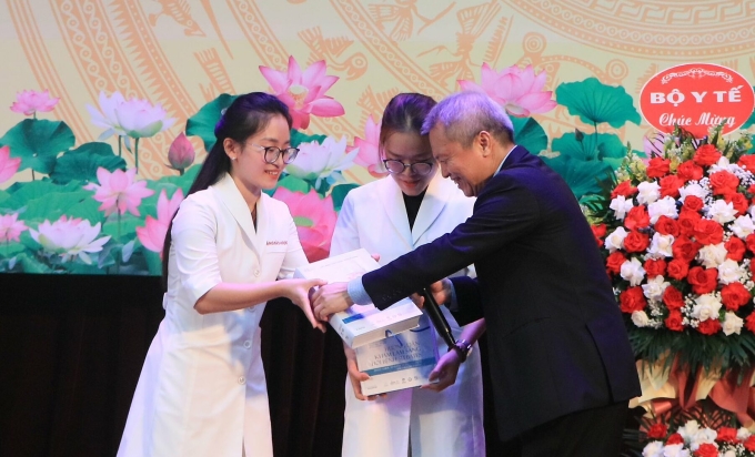 GS Lê Ngọc Thành, Hiệu trưởng trường Đại học Y Dược, tặng quà chúc mừng Ngọc và Hà, hôm 30/7. Ảnh: Nhà trường cung cấp