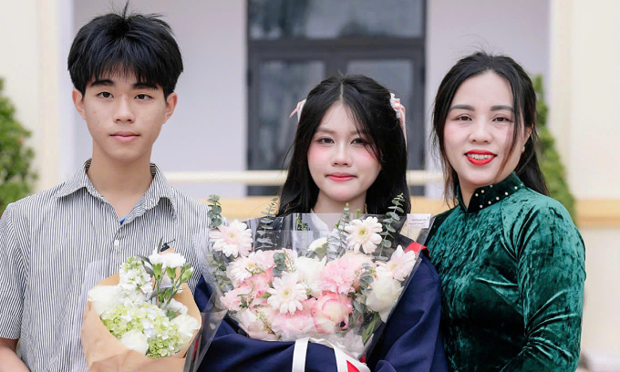 Yến Nhi (giữa) trong bộ ảnh kỷ yếu. Ảnh: NVCC