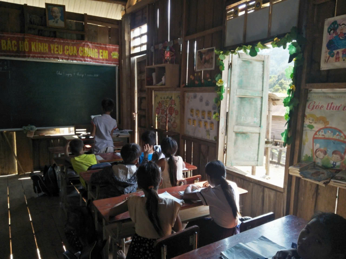 Phòng học tạm không có điện được ghép bằng ván gỗ. Ảnh: Ngọc Phương