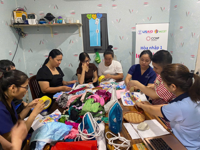 Hoạt động dạy nghề cho người khuyết tật tại Vụn Art. Ảnh: Lê Việt Cường