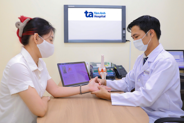 Cứng khớp ngón tay buổi sáng: Nguyên nhân và cách điều trị