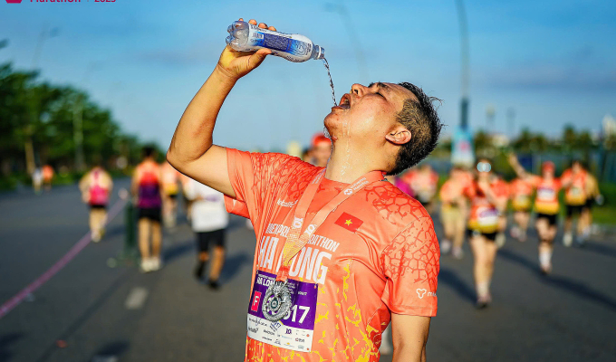 Runner cần bổ sung đủ nước suốt cuộc đua. Ảnh: VM