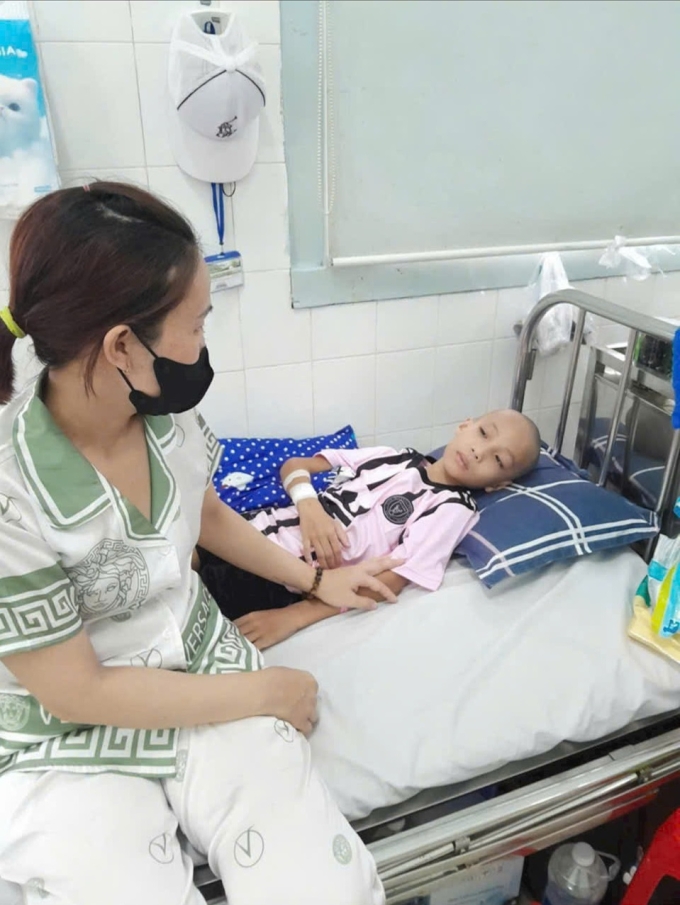 Chị Hoa, vợ anh Hùng chăm con trai ung thư tại bệnh viện, cuối tháng 6/2025. Ảnh gia đình cung cấp