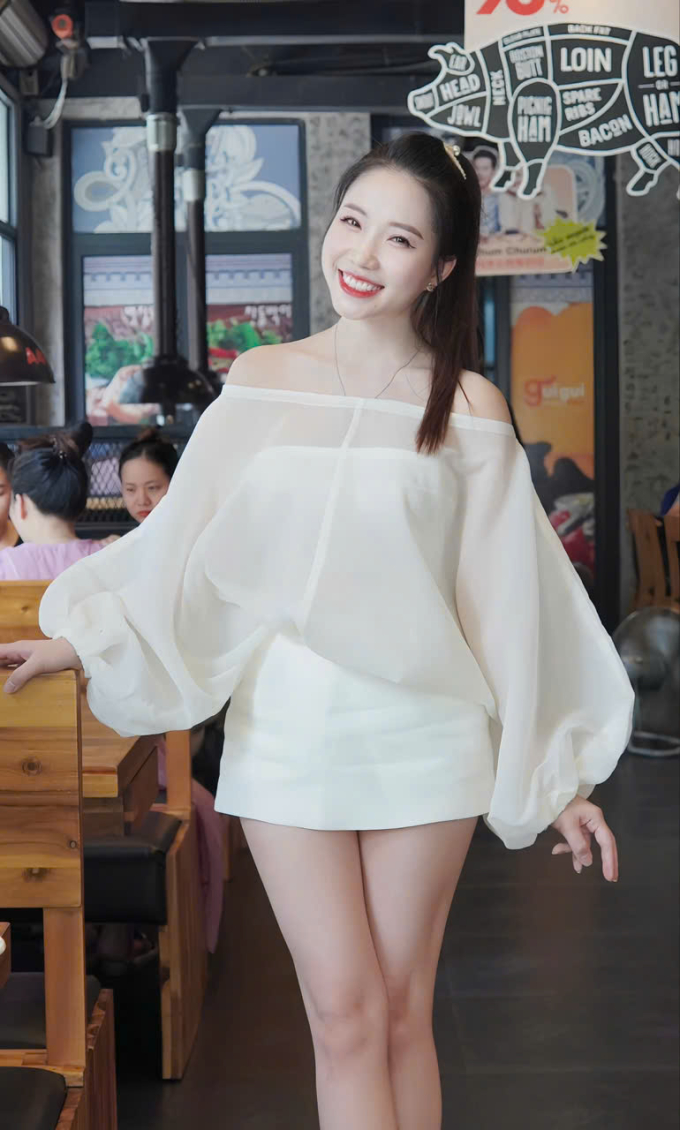 Có sức ăn khỏe nhưng Tú Linh vẫn có vóc dáng mảnh khảnh, dù không ăn kiêng hay tập luyện. Ảnh: Nhân vật cung cấp